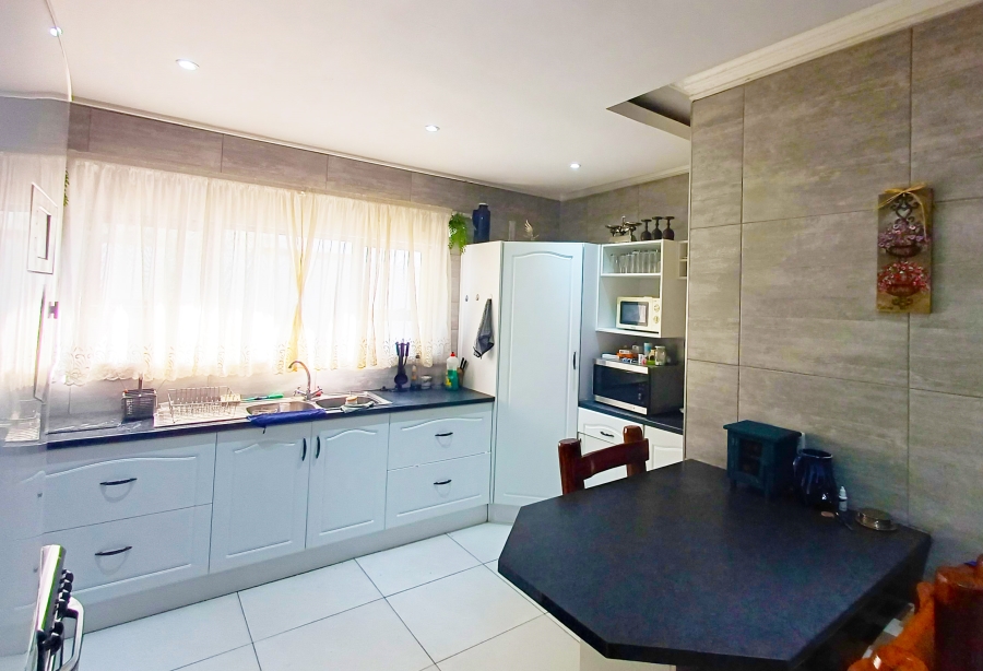 7 Bedroom Property for Sale in Kleinmond Western Cape